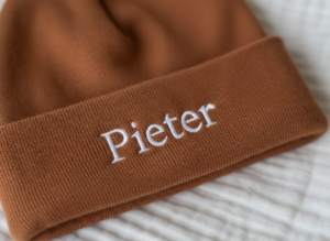 Firefly_Gemini Flash_Kun je de naam Pieter in het wit als uit de afbeelding geborduurd op de muts in de af 459657