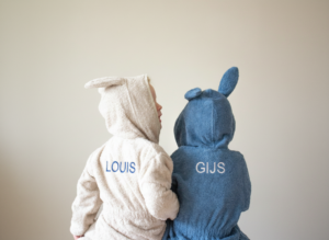 Firefly_Gemini Flash_Kun je op de achterkant van het blauwe badjasjes in het wit de naam Gijs borduren en 195394